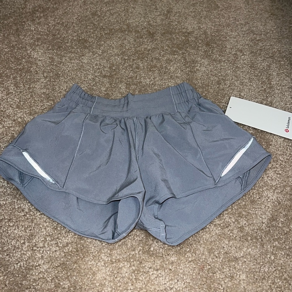 Lululemon Hotty Hot Low rise 2.5 shorts RHINO GRAY, size 2